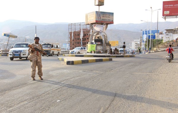 عضو من قوات الامن اليمنية يقوم بجولة في احد شوارع ميناء عدن المكلا بحضرموت امس الاولافپ﻿