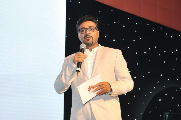 المذيع مايك مبلتع مقدم الحفل ﻿