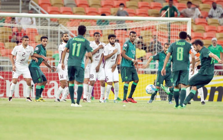 لاعب الاهلي ماركينيو ينفذ ركلة حرة مباشرة امام حائط دفاعي من الجيش 