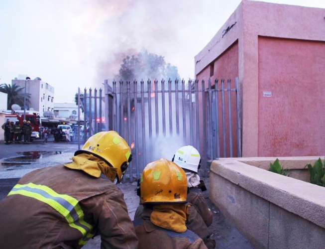 رجال اطفاء خلال تعاملهم مع حريق المحول ﻿