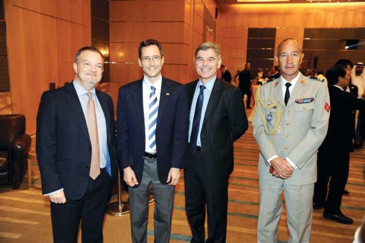 السفير البريطاني ماثيو لودج وعدد من الحضور﻿