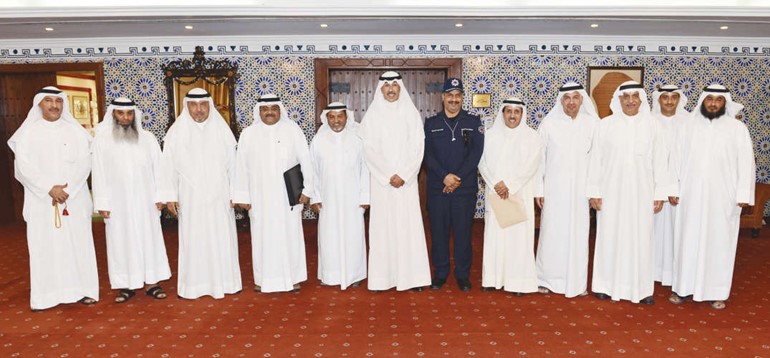 الشيخ فواز الخالد مستقبلا وفد اهالي مدينة صباح الاحمد البحرية 