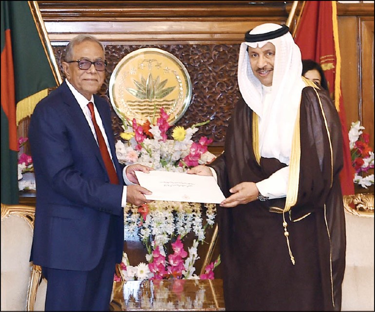 سمو الشيخ جابر المبارك يسلم رئيس بنغلاديش رسالة صاحب السمو والتي تضمنت دعوة الرئيس لزيارة الكويت