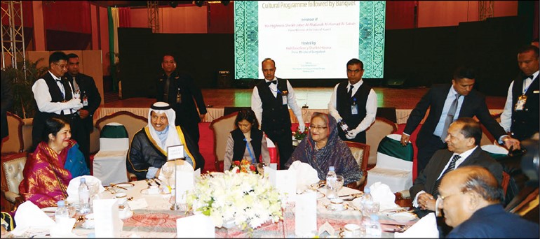 سمو رئيس مجلس الوزراء الشيخ جابر المبارك وشيخة حسينة واجد خلال مادبة العشاء
