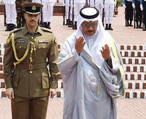 سمو الشيخ جابر المبارك خلال زيارته ضريح الشهداء الوطني﻿