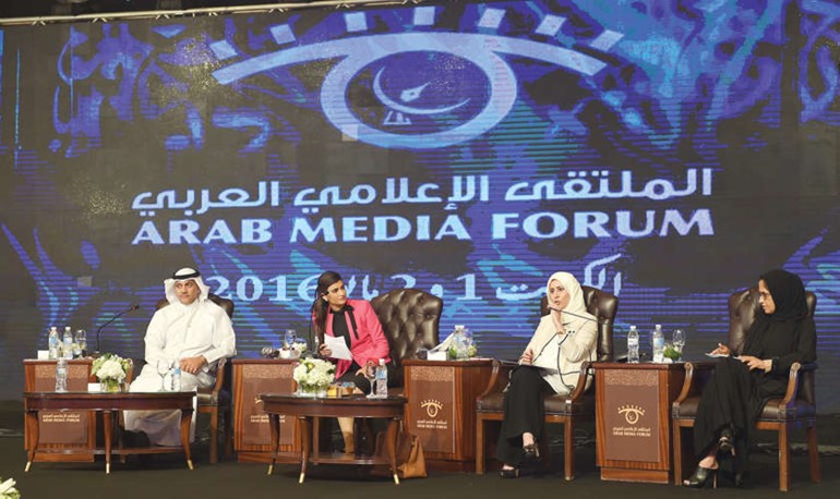  ايمان الروضان اثناء كلمتها في الحلقة النقاشية ﻿