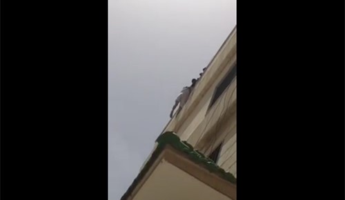 بالفيديو .. الإطفاء ينقذون مواطن ثلاثيني من محاولة إنتحار في اللحظة الأخيرة 