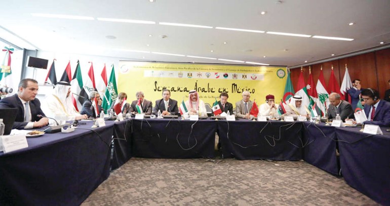  السيناتور روبيرتو خييل سوارز وعميد السلك الديبلوماسي العربي والاسلامي سفيرنا لدى المكسيك سميح جوهر حيات خلال افتتاح الاسبوع العربي 