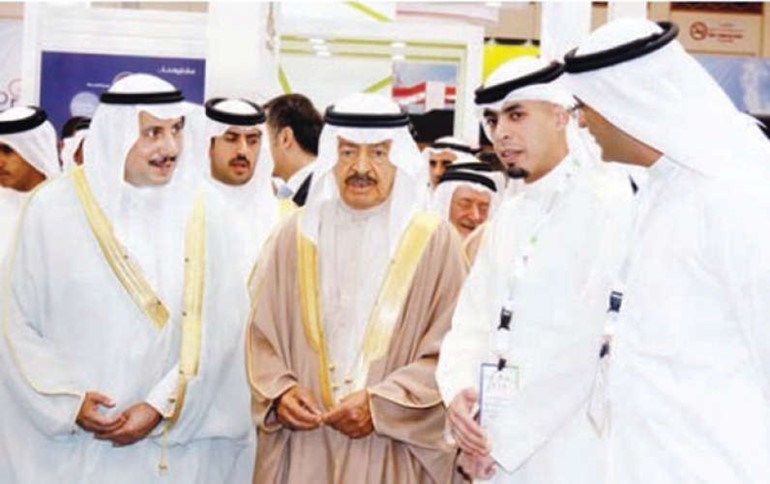 الامير خليفة بن سلمان والشيخ عزام الصباح خلال زيارة جناح الكويت في معرض الخليج للعقار 2016