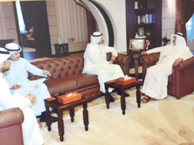 محافظ مبارك الكبير الفريق احمد الرجيب لدى استقباله مدير عام الهيئة العامة للشباب المطيري﻿