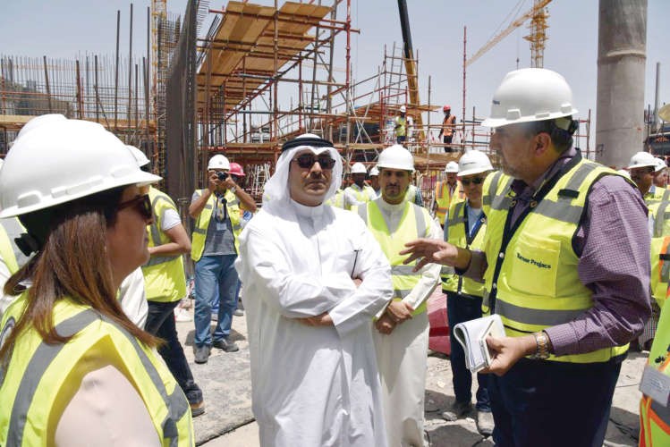 رئيس جهاز متابعة الاداء الحكومي الشيخ احمد مشعل الاحمد خلال تفقده مشروع مدينة صباح السالم الجامعية 