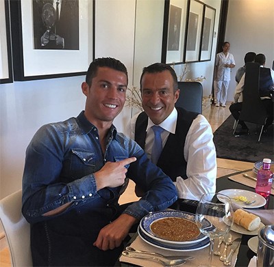 رونالدو يقع في حب المغرب ومطبخه.. صورٌ لنجم ريال مدريد وأكلات "العدس" و"اللوبيا"