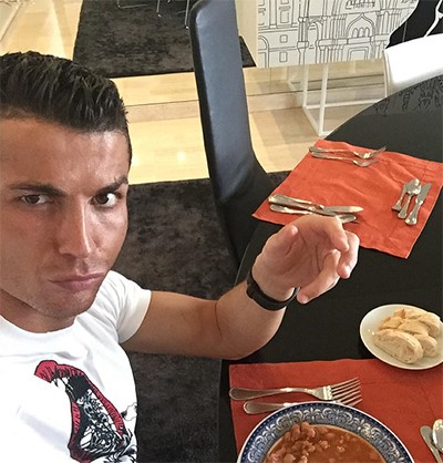 رونالدو يقع في حب المغرب ومطبخه.. صورٌ لنجم ريال مدريد وأكلات "العدس" و"اللوبيا"