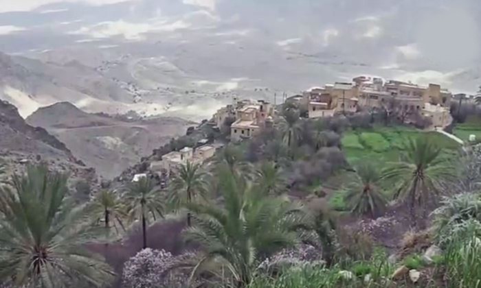 بالفيديو.. "وكان" قرية عمانية ساحرة نهارها ثلاث ساعات فقط