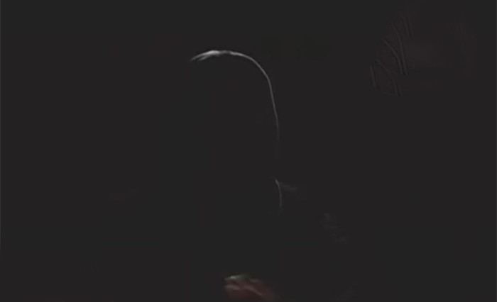 بالفيديو.. مواطن متحول من ذكر لأنثى يسأل مذيع قناة الشاهد سؤالاً محرجاً على الهواء.. ويؤكد: اصلي واصوم