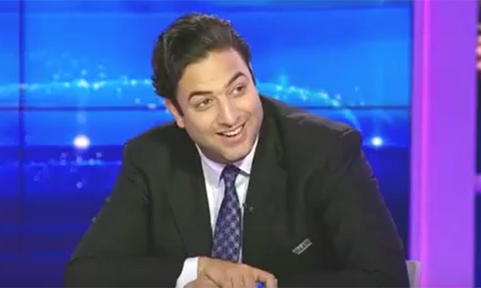 بالفيديو.. ميدو يحلق شعره على الهواء بعد تتويج ليستر سيتي بالدوري الإنجليزي