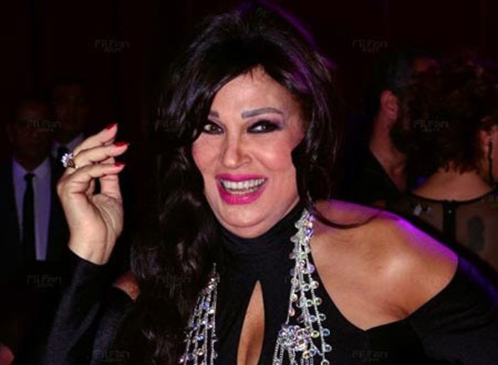 بالصور.. فيفي عبده بالبشت السعودي: "بحبكم وخمسة مواه"