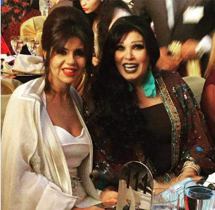 بالصور.. فيفي عبده بالبشت السعودي: "بحبكم وخمسة مواه"