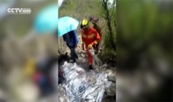 بالفيديو.. لحظة سقوط سائح من فوق سور الصين العظيم