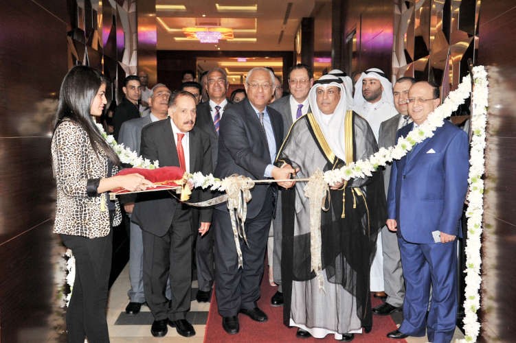 عيد الرشيدي والسفير المصري ياسر عاطف ومجدي الهواري خلال افتتاح معرض عمار يا مصر	قاسم باشا ﻿