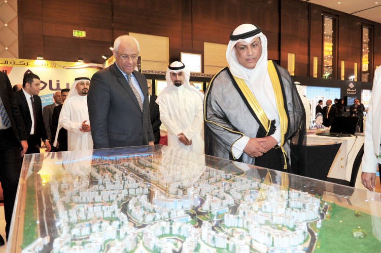 لقطة خلال الاطلاع على احد مجسمات المشاريع المشاركة في المعرض﻿