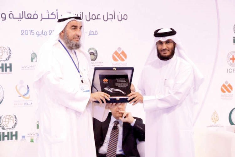 رئيس جمعية قطر الخيرية يكرم العقيلي