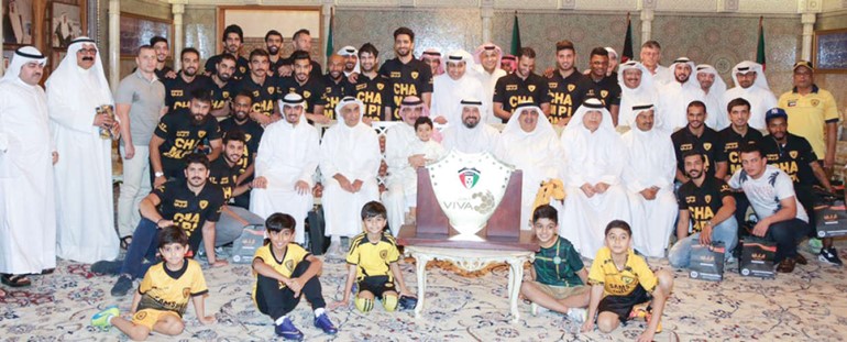 الشيخ طلال الفهد والشيخ خالد الفهد وسعود ومحمد البابطين وعادل العيار وجاسم يعقوب وعبدالرحمن العقل وحسن ابوالحسن يتوسطون الابطال﻿