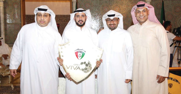 الجهاز الاداري للاصفر مع درع الدوري﻿