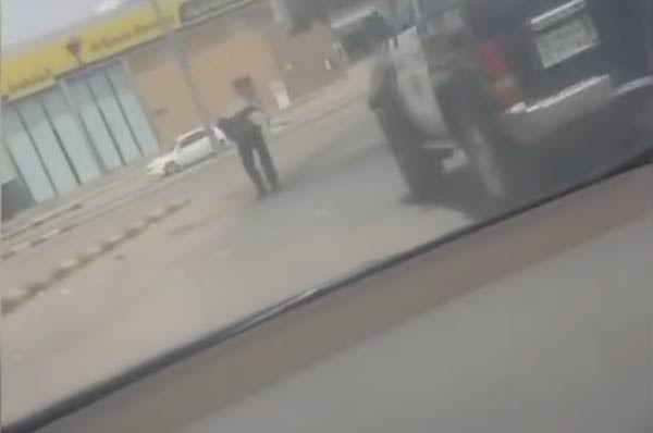 بالفيديو.. رجل أمن سعودى يترجل من مركبته لتنظيف الشارع من آثار حادث مروري