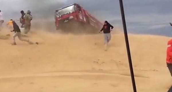 بالفيديو.. لحظة دهس شاحنة لمصور أثناء سباق رالي