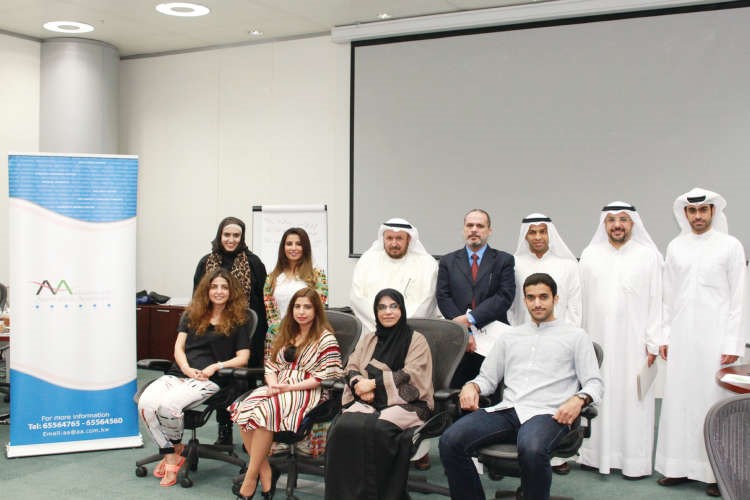 عدد من المشاركين في البرنامج