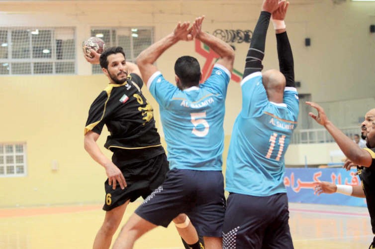 تصويب على المرمى من لاعب برقان محمد متعب في مباراة سابقة