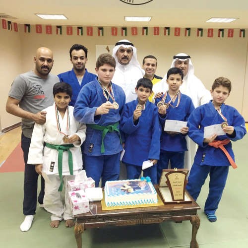 عبدالله الكندري وجاسم العلي يتوسطان الابطال﻿