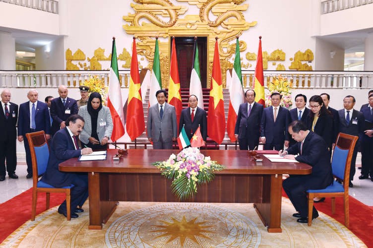 نائب وزير الخارجية خالد الجارالله لدى توقيع احدى الاتفاقيات