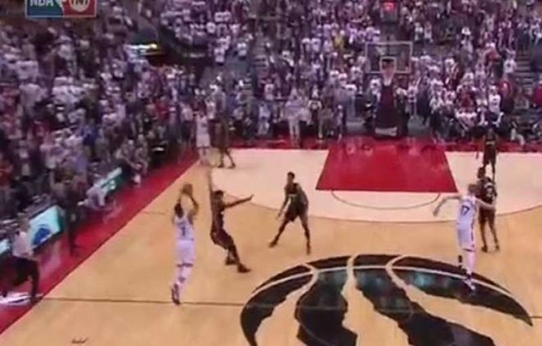 بالفيديو .. سلة خارقة من لاعب تورونتو في دوري NBA 