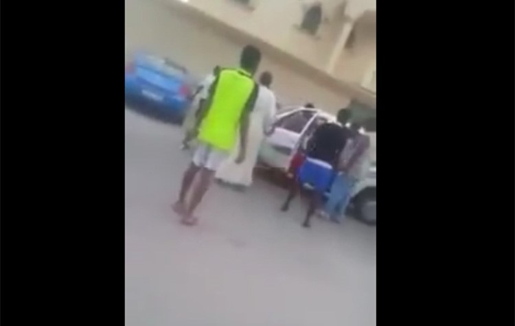 بالفيديو.. مضاربة جماعية بالسواطير في الرياض