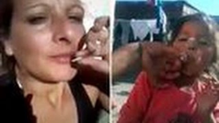 بالفيديو.. امرأة تجبر طفلتها على تدخين الحشيش