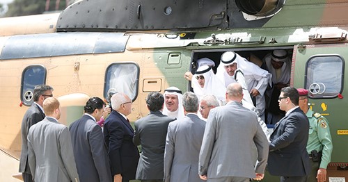 الشيخ سلمان الحمود لحظة وصوله الى رام الله مع الوفد المرافق على متن طائرة مروحية قادمة من الاردن