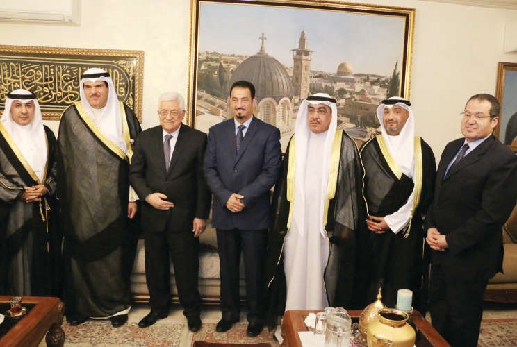 الرئيس الفلسطيني محمود عباس متوسطا الشيخ سلمان الحمود والوفد المرافق له