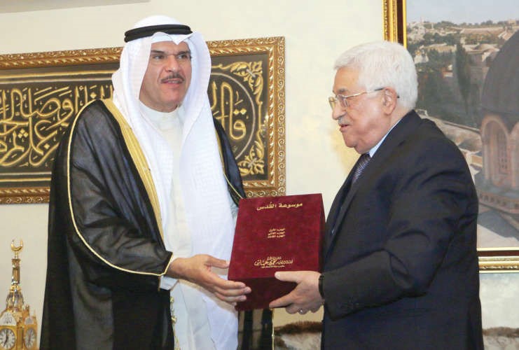 الشيخ سلمان الحمود يهدي الرئيس الفلسطيني موسوعة القدس 