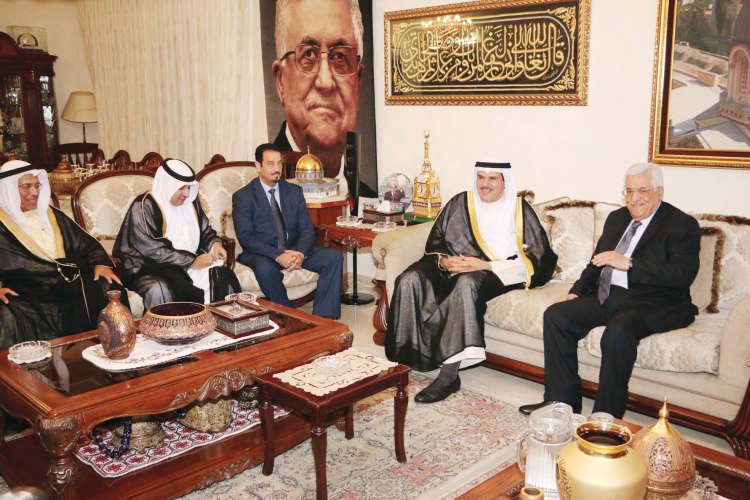 الرئيس الفلسطيني محمود عباس خلال لقائه الشيخ سلمان الحمود والوفد المرافق 