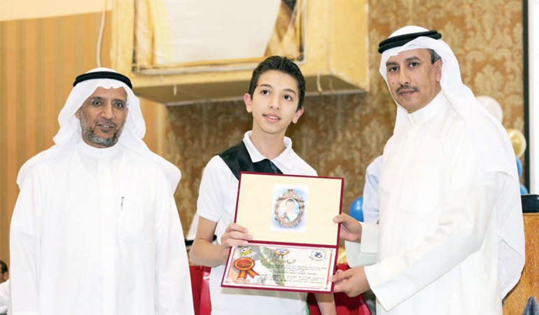العجمي والداحس يكرمان احد الطلبة المتفوقين﻿