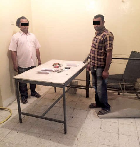 المقامران بعد ضبطهما﻿