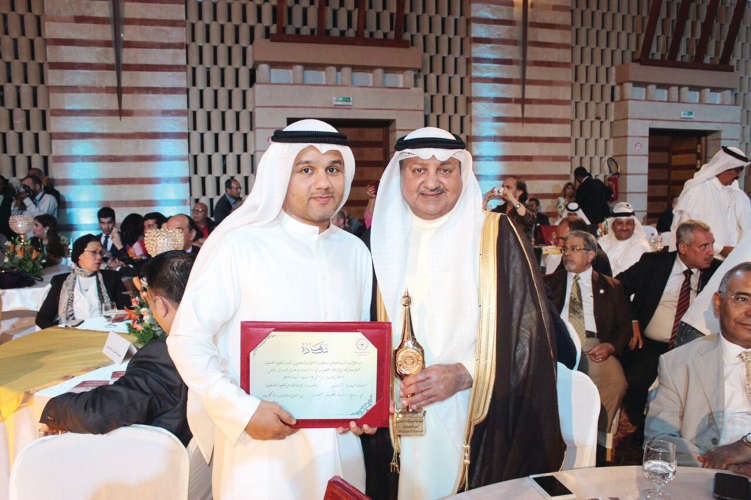 طلال الهيفي مع محمد العواش بعد الحصول على الجوائز﻿
