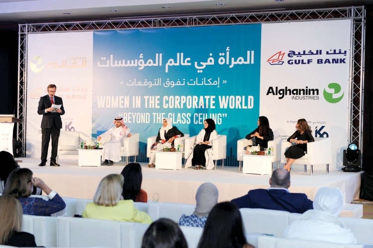 ايمان العوضي وريتشارد موسلي ونجلاء الشيراوي ودالعنود الشارخ خلال الحلقة النقاشية الثانية﻿