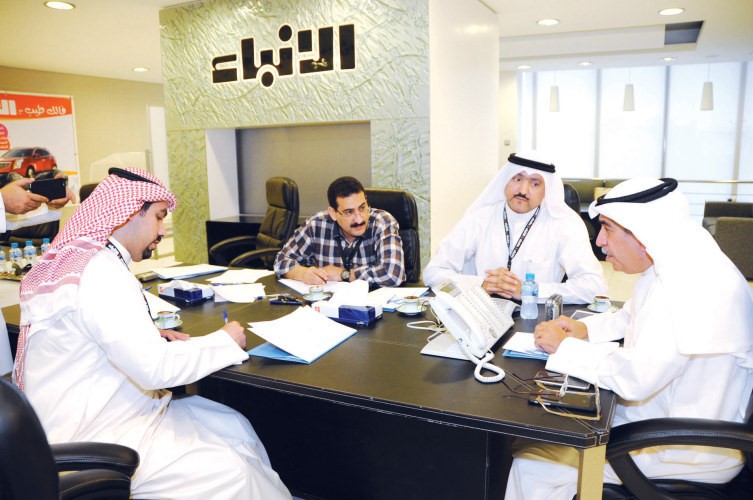 معادل الخرافي متحدثا بحضور سكرتير تحرير الشؤون البرلمانية الزميل حسين الرمضان مع الزميلين سامح عبد الحفيظ وبدر السهيل﻿