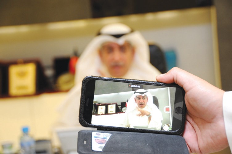 معادل الخرافي بعدسة الزميل هاني الشمري خلال توثيق لقائه مع قراء الانباء من قبل مسؤول حملته الاعلامية﻿