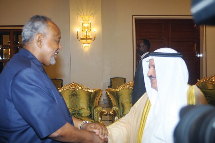 رئيس جيبوتي مستقبلا ممثل صاحب السمو الامير المستشار محمد ضيف الله شرار