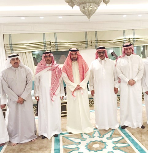 الشيخ عبدالله الحمود المالك وشقيقه الشيخ مالك يرحبان بالشيخ خالد المشاري ﻿