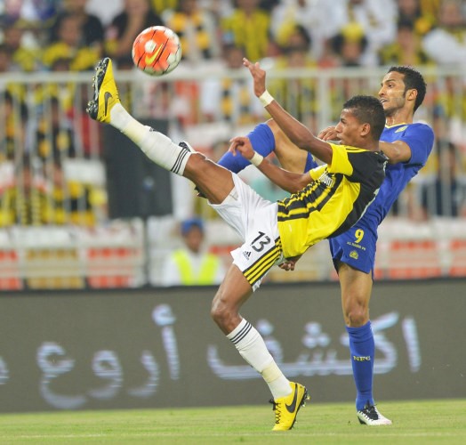 صراع بين مهاجم النصر نايف هزازي ومدافع الاتحاد احمد عسيري في لقاء سابق 